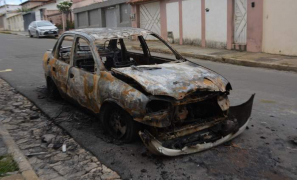Incêndio na Avenida dos Expedicionários | Chevrolet Corsa pega fogo na Zona Leste de Vitória da Conquista