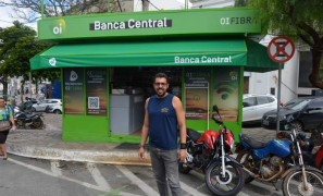 Novidade na Praça Barão do Rio Branco | Banca Central muda de cor no Centro de Vitória da Conquista