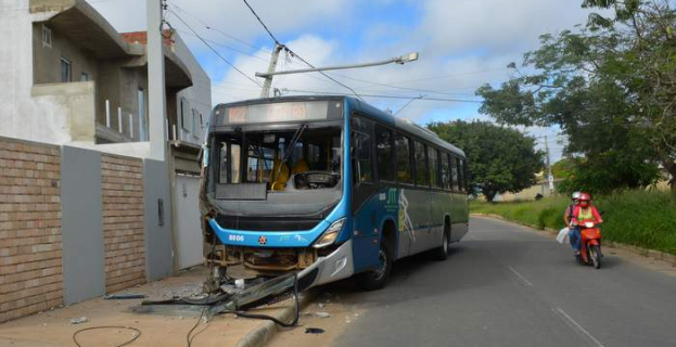 Transporte Coletivo Urbano | ônibus invade calçada e derruba poste na Zona Sul de Vitória da Conquista